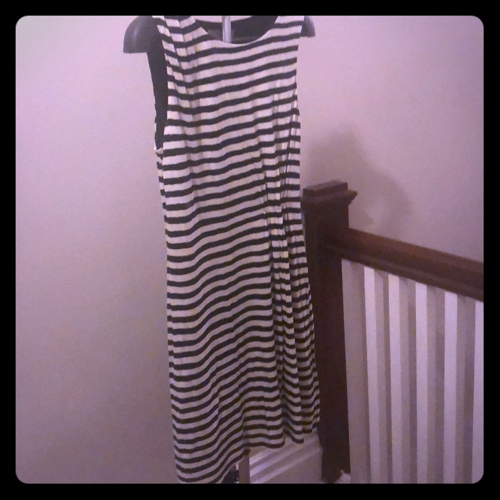 Loft fun and flattering sleeveless dress!